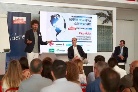 Paco Ávila protagonizando el encuentro de Líderes de Nueva Generación