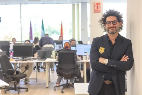 Foto de Paco Ávila en las oficinas de UTAMED