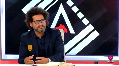 Paco Ávila dando una charla en 101TV Málaga