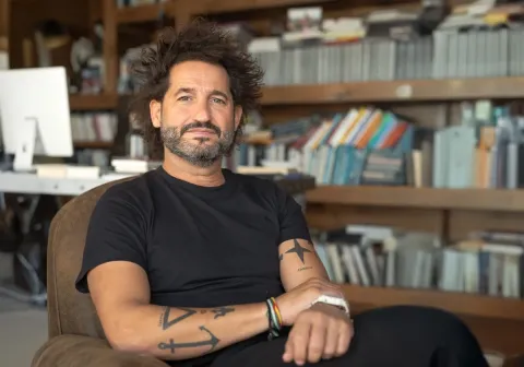 Foto de Paco Ávila desde casa con una librería detrás