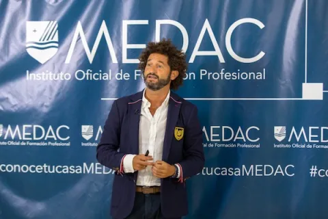 Foto de Paco Ávila en un photocall de MEDAC