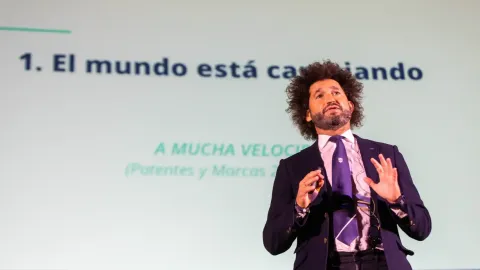 Paco Ávila dando una charla sobre UTAMED