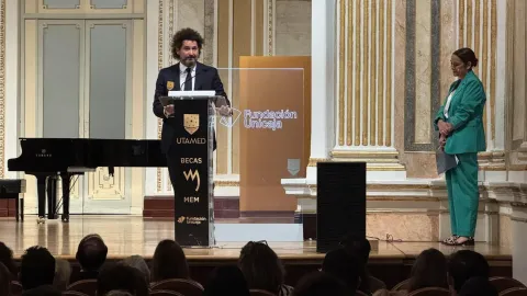 Foto de Paco Ávila dando una charla en la Gala de las Becas MEM de UTAMED