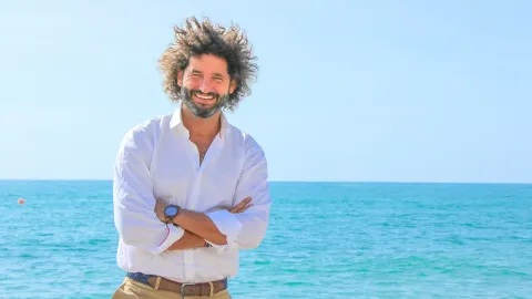Paco Ávila frente a la playa