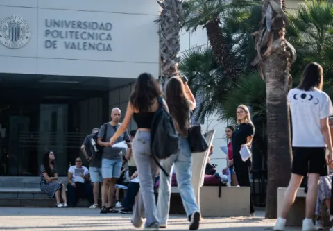 alumnos caminando en la entrada de un centro universitario