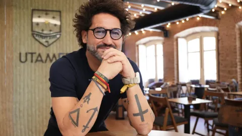 Paco Ávila hablando sobre cómo ha montado la universidad UTAMED